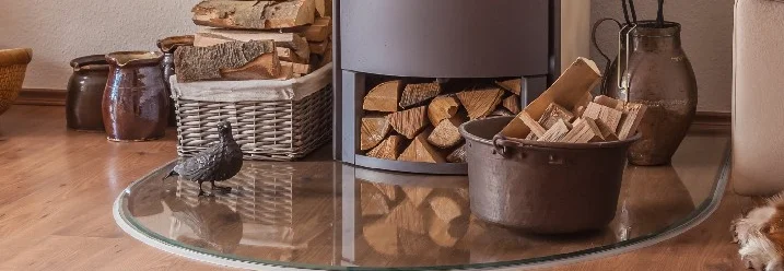 Kamin mit Brennholz und Kaminbesteck